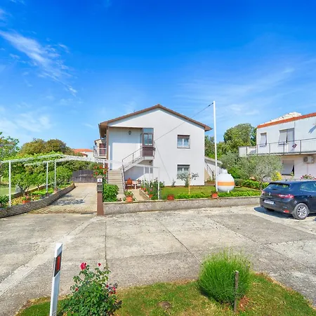 & Milka 1633 Guest house 2*