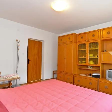 & Milka 1633 Guest house 2*
