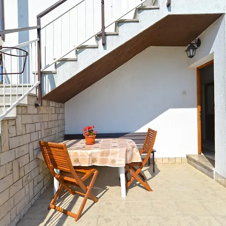 & Milka 1633 Guest house 2*