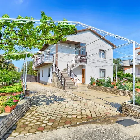 & Milka 1633 3* Pula