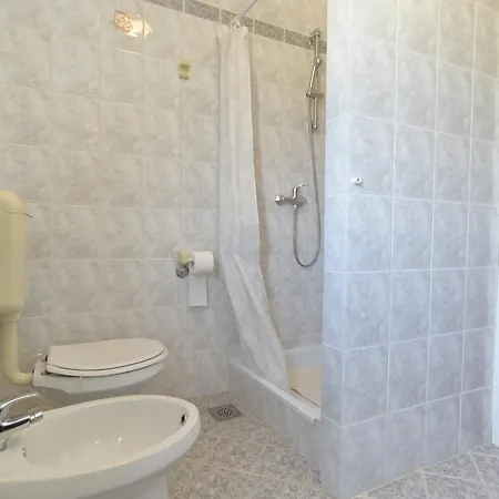 & Milka 1633 Guest house 2*