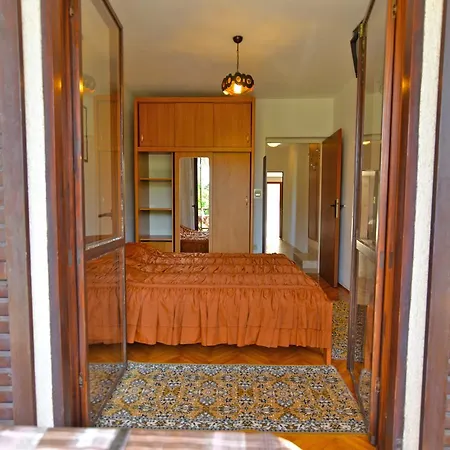 & Milka 1633 Guest house 2*