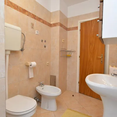 & Milka 1633 3* Pula